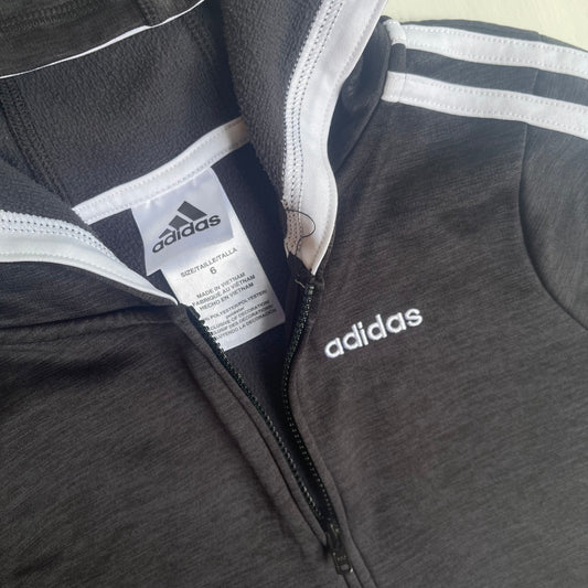 Chumpa Adidas, 6 años
